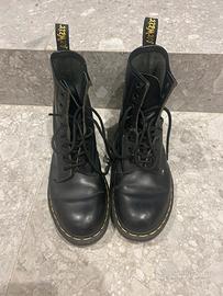 Anfibi Dr. Martens neri – 8 fori
