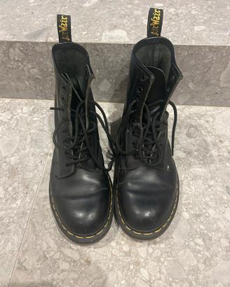 Anfibi Dr. Martens neri – 8 fori