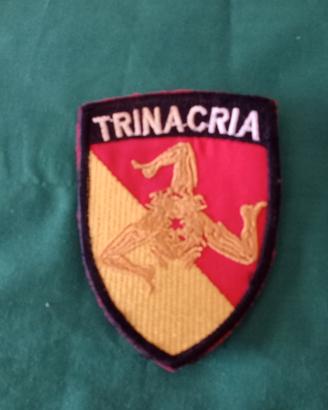 toppa con la scritta trinacria 