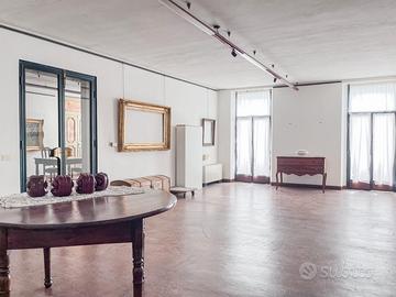 Casale a parte commerciale, parte a magazzino