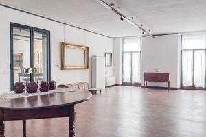 Casale a parte commerciale, parte a magazzino