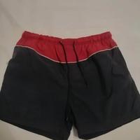 Costume da uomo a pantaloncino blu e rosso.