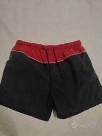 Costume da uomo a pantaloncino blu e rosso.