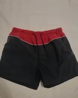 Costume da uomo a pantaloncino blu e rosso.