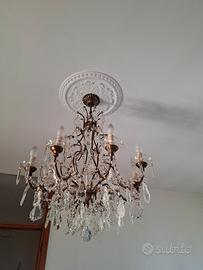 Lampadario vintage in ferro battuto e cristallo