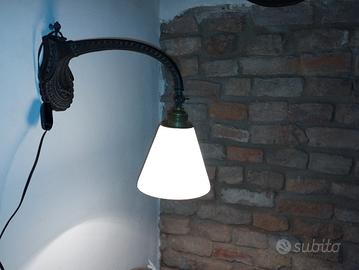 lampada d'epoca in bronzo ,ottone e vetro opalino 