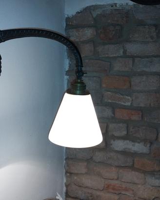 lampada d'epoca in bronzo ,ottone e vetro opalino 