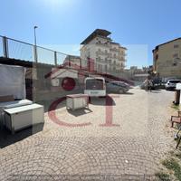 Locale adibito a carrozzeria con doppia entrata co