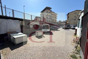 Locale adibito a carrozzeria con doppia entrata co