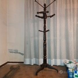 attaccapanni del primo 900 già restaurato.