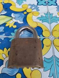 lucchetto con combinazione