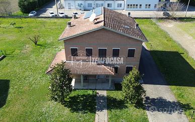 Incantevole casa singola con ampio giardino privat