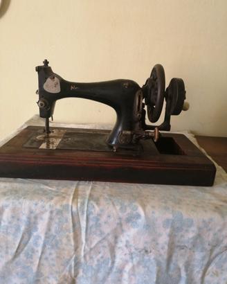 Macchina da cucire a mano NECCHI