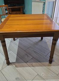 Tavolo in legno massello con gambe tornite