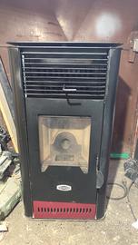 Stufa a pellet  8,4 kW Trattabile  + TUBI