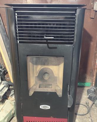 Stufa a pellet  8,4 kW Trattabile  + TUBI