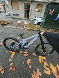 bici downhill cube 