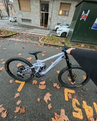 bici downhill cube 