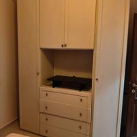 Un armadio a specchio e uno angolare