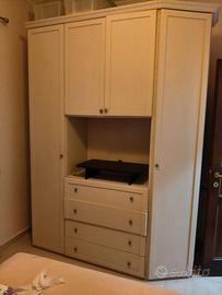 Un armadio a specchio e uno angolare