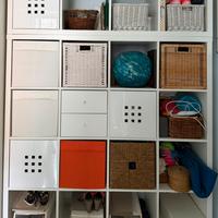 Kallax Ikea bianco accessoriato