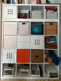 Kallax Ikea bianco accessoriato