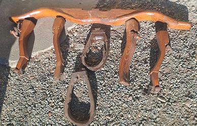 Antico giogo in legno
