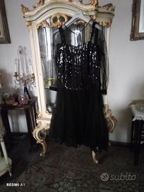 Abito corto in pizzo nero e lamé.