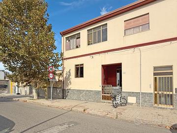 Semindipendente bilivelli con ampio cortile