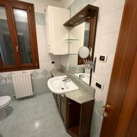 Mobile da bagno con lavello, specchiera e luci