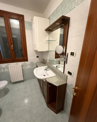 Mobile da bagno con lavello, specchiera e luci