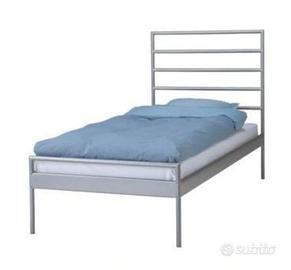 Letto completo di rete a doghe e materasso