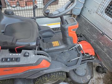 Trattorino Husqvarna Rider R420TsX AWD