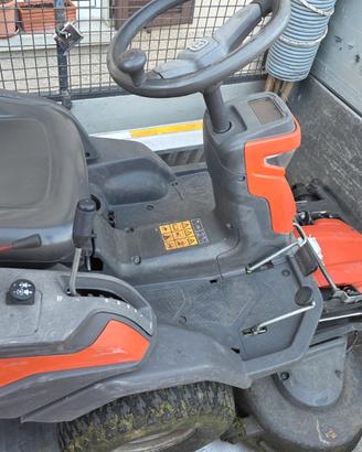 Trattorino Husqvarna Rider R420TsX AWD