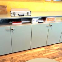 armadio e scrivania con cassettiera da ufficio