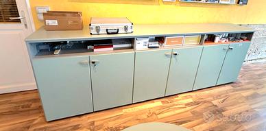 armadio e scrivania con cassettiera da ufficio