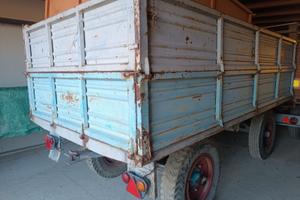 Rimorchio agricolo con sovrasponde