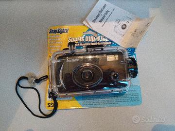 fotocamera sportiva subacquea con flash 