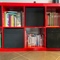 Scaffale Kallax  rosso con tre contenitori neri