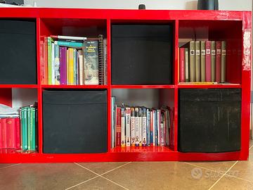 Scaffale Kallax  rosso con tre contenitori neri