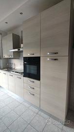 Cucina lineare con elettrodomestici