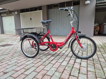 triciclo elettrico a pedalata assistita