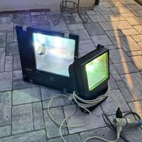 Due fari alogeni da cantiere