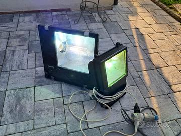 Due fari alogeni da cantiere