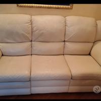 Divano tre posti in pelle rinforzata.