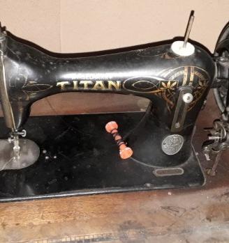 Macchina da cucire TITAN