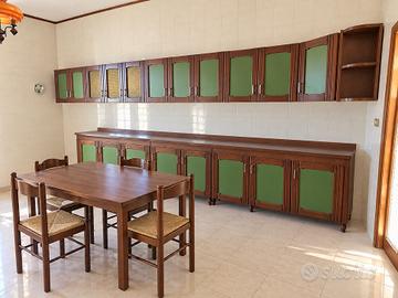 Cucina classica in legno completa di tavolo e
