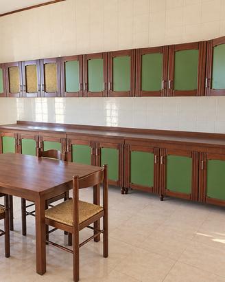 Cucina classica in legno completa di tavolo e