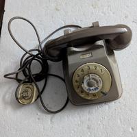 Telefono a disco beige d'epoca e altri telefoni 