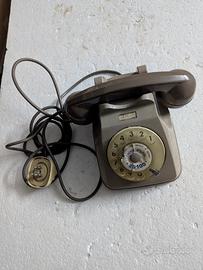 Telefono a disco beige d'epoca e altri telefoni 